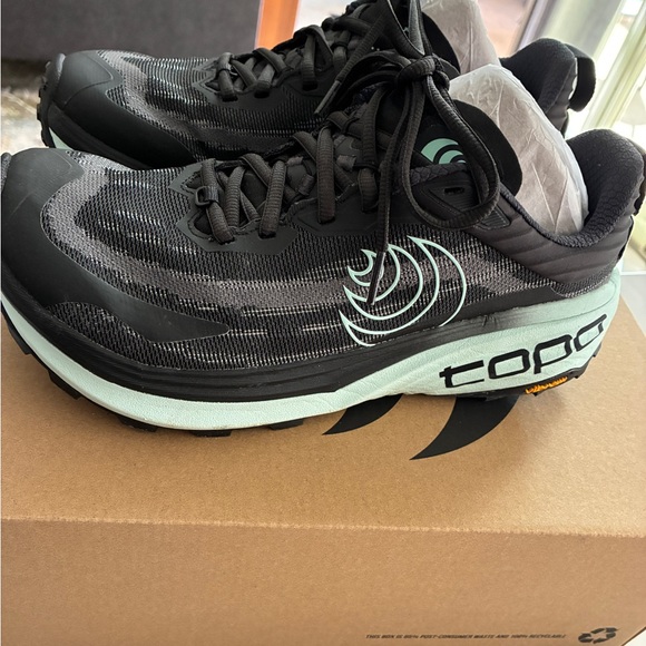Topo Athletic Women's Vista Black and Mint Running Shoes 8 Wide - Picture 2 of 6